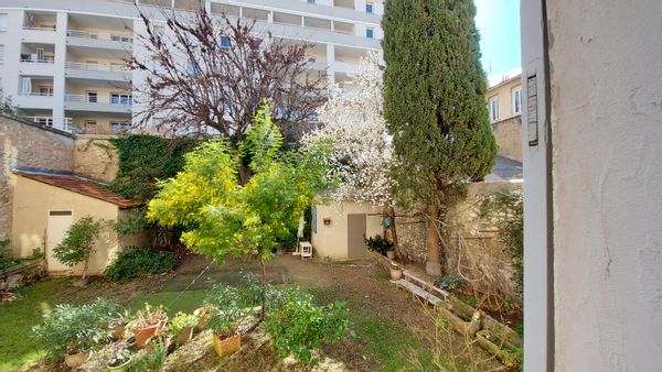 Superbe duplex de 100m2 très calme au cœur de Marseille proche des commerces et transports.