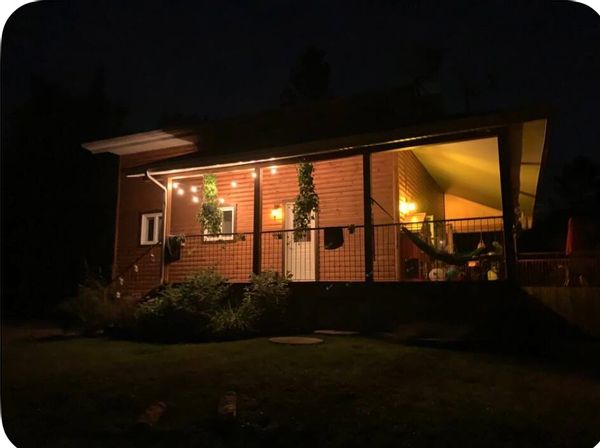 La maison de Isabelle en bordure d’une magnifique Rivière paisible en pleine forêt.