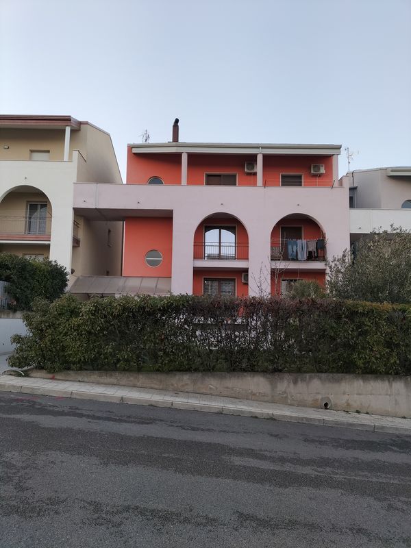 "ALLEGROHOME" è un appartamento con 4 camere letto e 3 bagni.Luminosa con vista su Castello/ Puglia