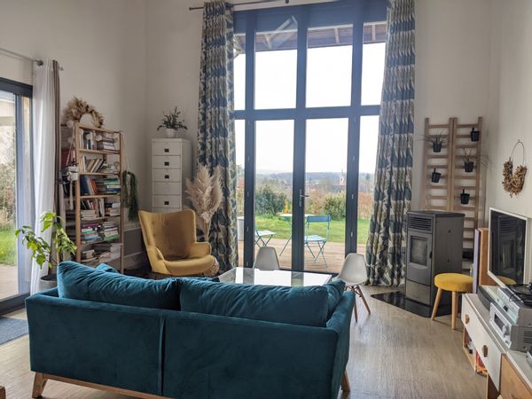 Maison récente et écologique en bois, très lumineuse et située au bord d'un canal