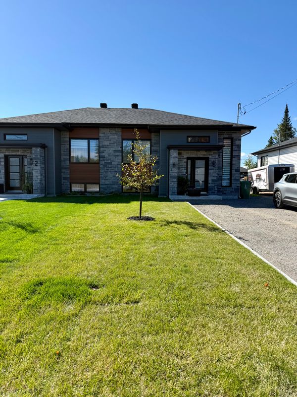 Maison jumelée construite en 2025. Un petit cocon familial, à proximité de plusieurs sentiers