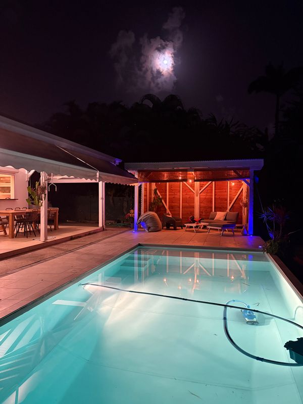 La maison familiale au bord de la piscine