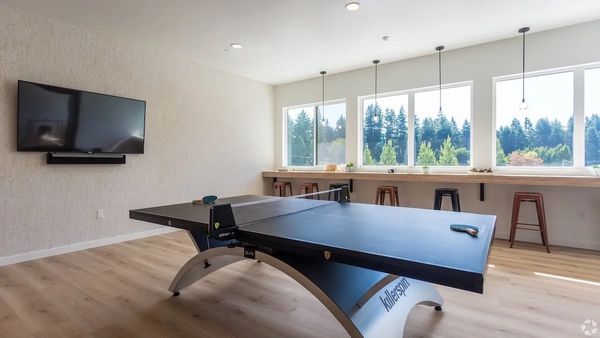 2 miles to ferry waterfront & charming downtown edmonds, 3 miles to lake, short drive/train Seattle