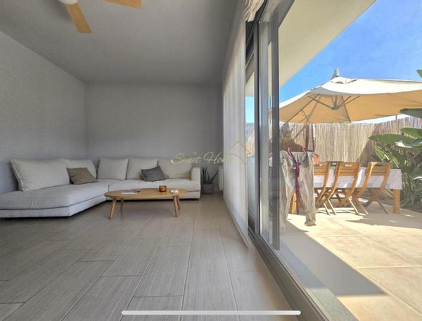 Family house in a quiet area by the sea near Barcelona