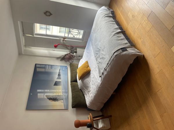 Le studio de Anne-Carine, est un joli pied à terre, dans le Marais, à 100 m de la Place des Vosges.