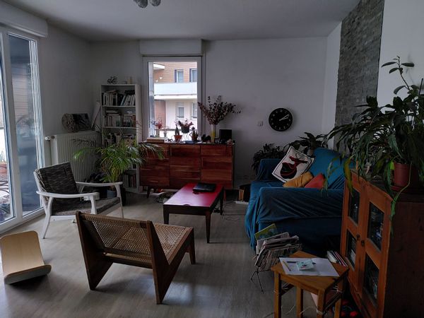 Appartement de 3 chambres avec une grande terrasse. Situé dans un quartier calme et vert.