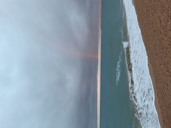 La maison de Mathis face à la mer : on la voit à travers la fenêtre, et on y accède en 2 pas !