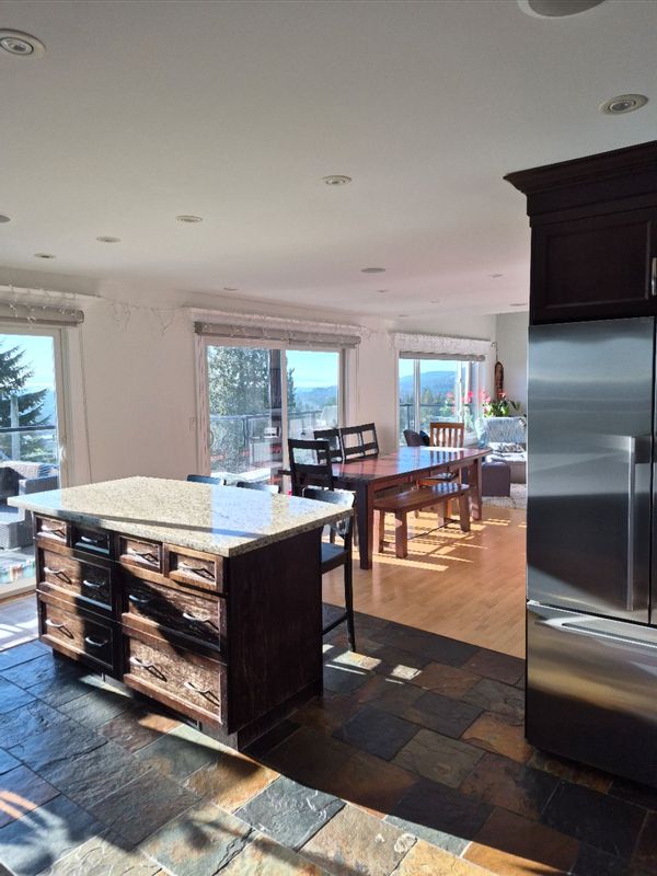 North Vancouver Home with Panoramic Views!