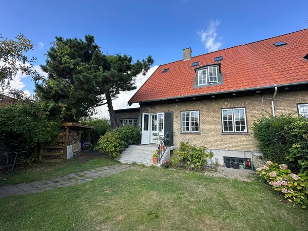 "House Hygge"  with spacious kitchen and garden/terrace close to Copenhagen C, beach and forest.