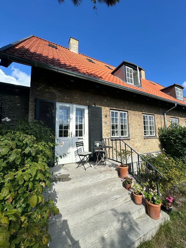 "Rose cottage"  with spacious kitchen and garden/terrace close to Copenhagen C, beach and forest.