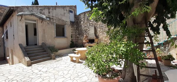 La maison de Sophie se situe  proche du centre ville et des monuments  historiques : Maison carrée.