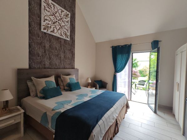 Hautes-Pyrénées, Argelés-Gazost,  chambre cosy avec terrasse offrant une vue sur les montagnes