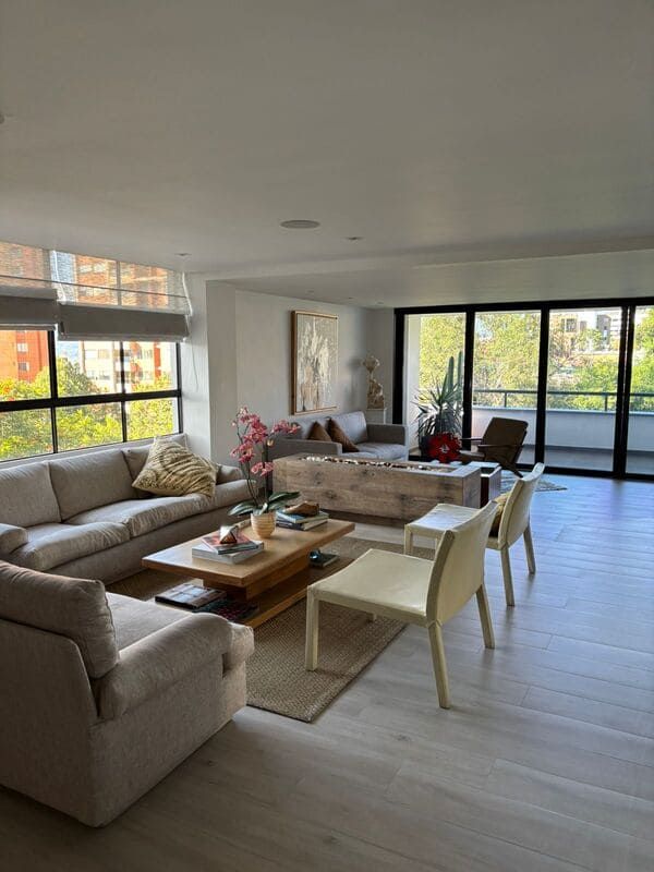 Espectacular apartamento de tres habitaciones cada uno con baño adentro, grande espacioso con balcon