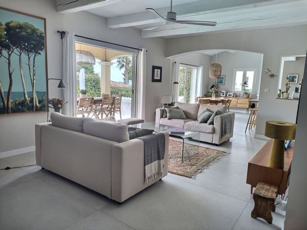 La maison d’Anne-Charlotte est fonctionnelle, conviviale et chaleureuse. Au calme avec une vue mer.