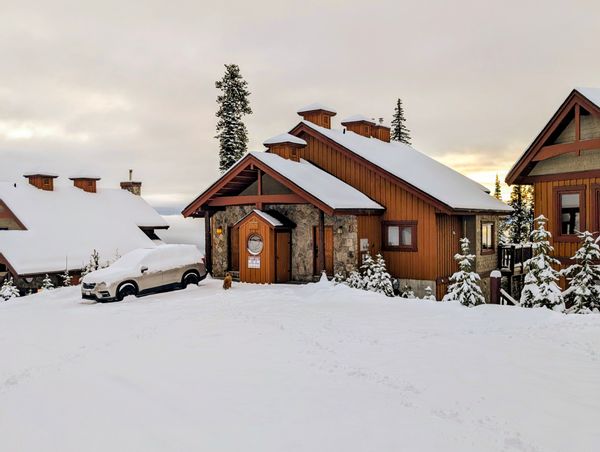3 bed chalet on Big White mountain. South views of the monashee mountain range. Private hot tub.