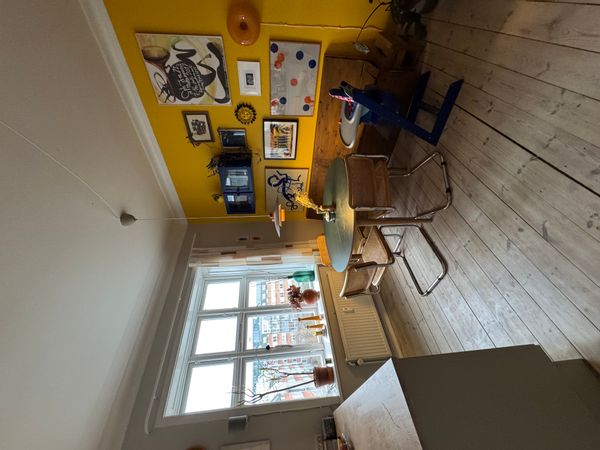 Cosy apartment with super sunny eat-in kitchen, two good bedrooms, baby-friendly and next to metro.