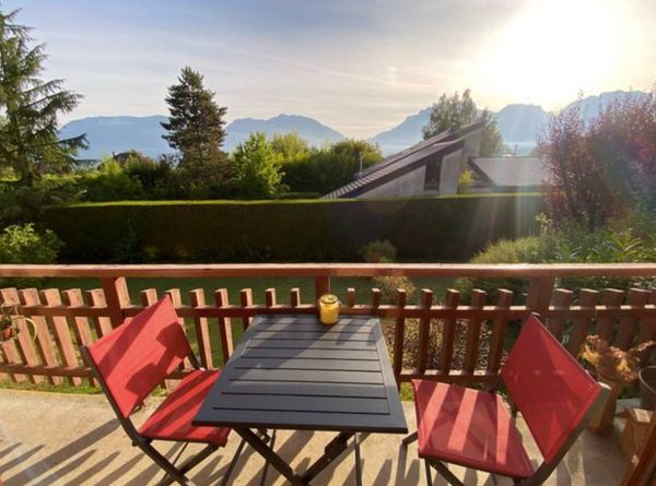 L'appartement de Anne & Stephan avec vue sur les montagnes du lac d'Annecy