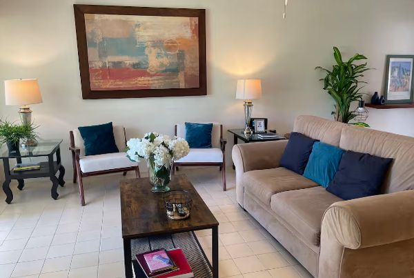 Departamento residencial con vista al golf, a 800 m de la playa