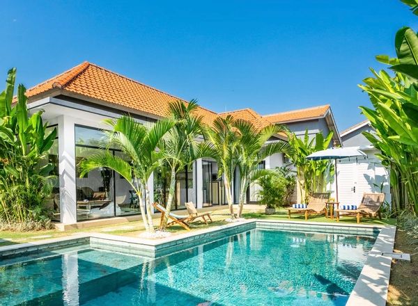 Tropical boho villa with large pool, 3 bedrooms and charming cafés nearby