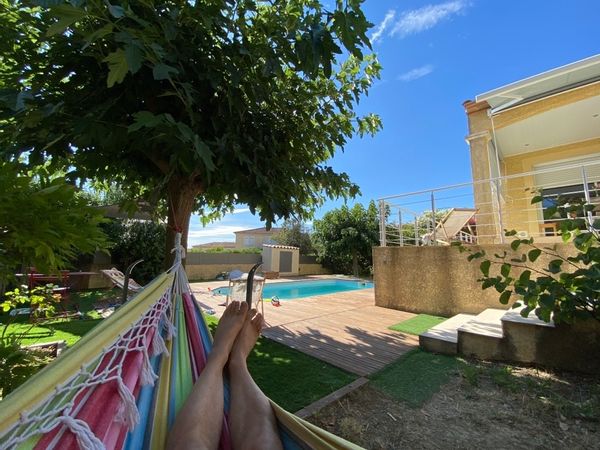 Maison de David et Berri: ensoleillée, calme, proche de la forêt et à 30mn de la mer.