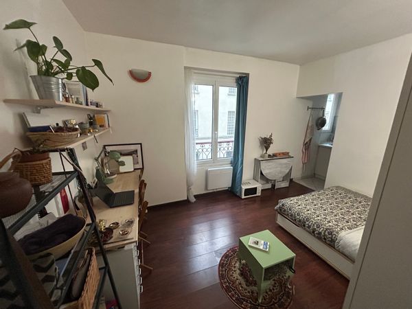 Idéalement situé entre le 5e et le 13e arrondissement, face au métro. Très calme, cour intérieure.