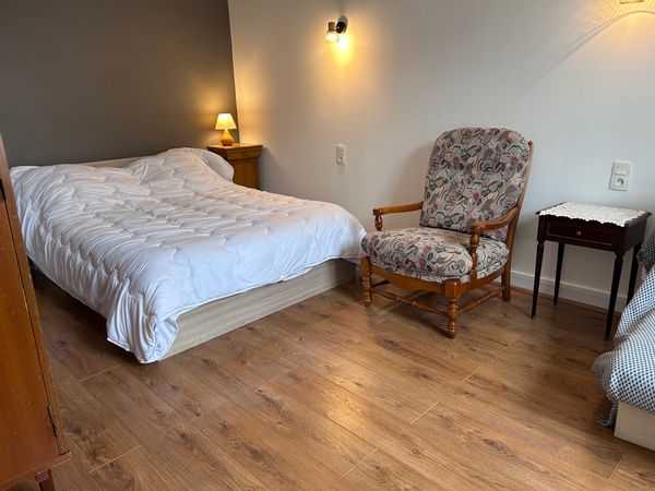 Au centre du village, appartement indépendant au 1er étage de  la maison familiale.