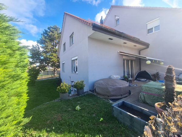 Maison 3 chbres 1 salon Proche de tout. 1 chat sympa qui vit dehors-dedans.. 10 min de Lausanne