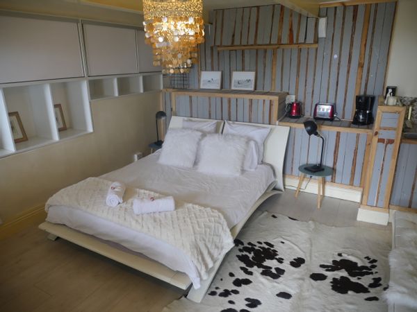 Beautiful poolside studio apartment in Camps Bay