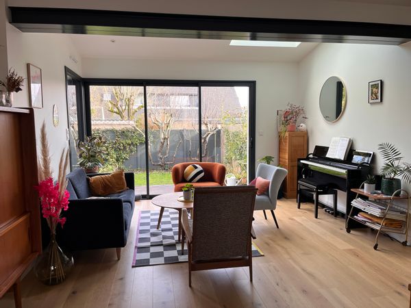 Jolie maison très lumineuse sur plusieurs niveaux. En périphérie du centre-ville, proche de tout.