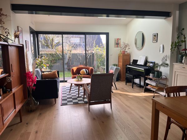 Jolie maison très lumineuse sur plusieurs niveaux. En périphérie du centre-ville, proche de tout.