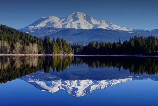 Rural living on west slope of snow-capped Mt Shasta volcano – yet close to restaurants and freeway