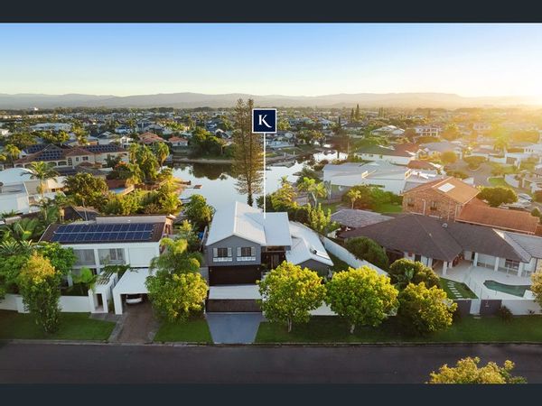 On the canal. Water and mountain views. Amazing sunset over the water deck. Close to beach and CBD