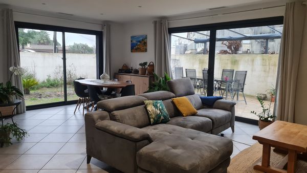 Casa unifamiliar de una sola planta, 3 dormitorios, hermoso jardín, en el corazón del Hérault.