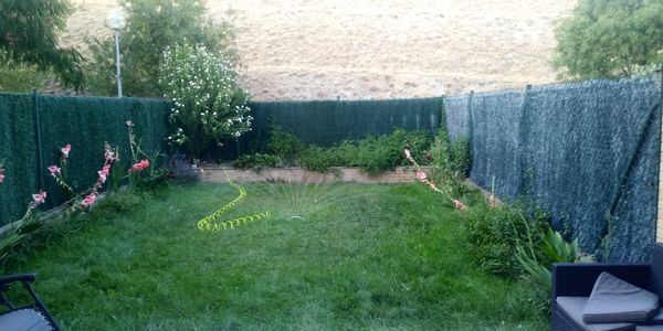 Adosado muy luminoso con jardín en zona tranquila y bien comunicada.