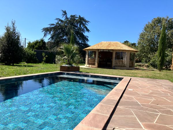 Maison saine, décoration épurée, piscine bali, grand jardin avec grand gazebo en bois équipé.