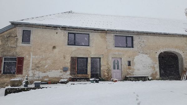 Ancienne ferme jurassienne et son jardin-potager à deux pas de la forêt