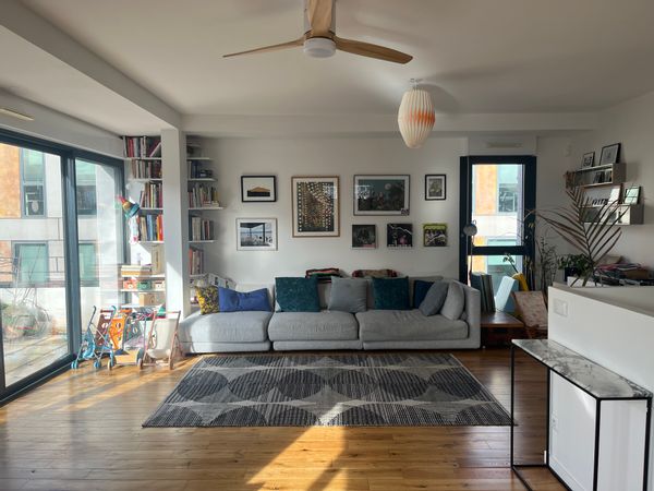 Duplex de 100 m² avec grande terrasse, idéal pour une famille avec jeunes enfants, proche de Paris