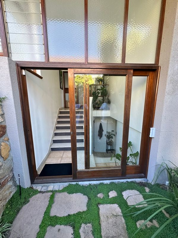 Mid-Century Modern house with stunning views, easy access to mountain trails & the city.