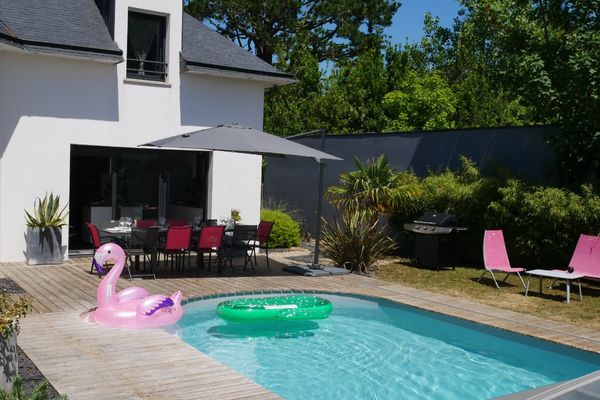 Villa d'architecte avec piscine chauffée et sécurisée, son baby-foot, à 3km des plages