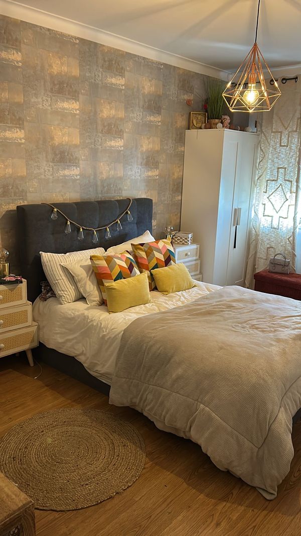 It´s a one bedroom apartment with a large living room and bathroom.