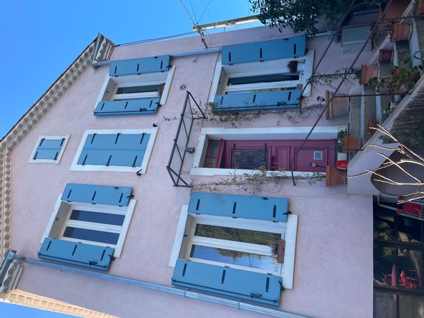 La maison rose aux volets bleus