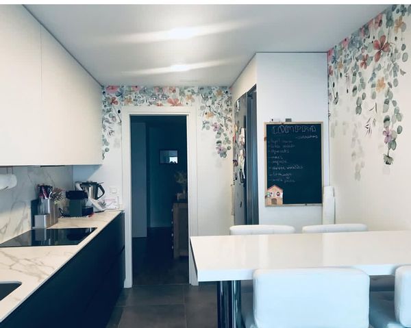 Lovely four-bedroom, two-bathroom apartment located close to the city center.