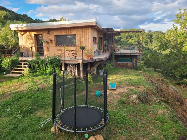 La maison en bois de Nina, Mario, Billie et Maceo