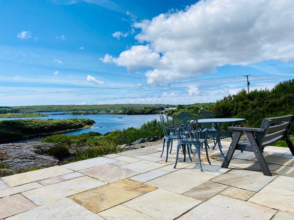 4 bedroom house within walking distance of Clifden town, beautiful views