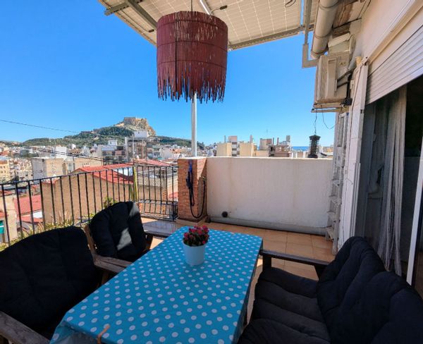 Appartement au dernier étage lumineux au centre d'Alicante avec terrasse et vue sur la ville