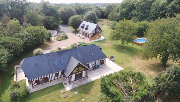 Domaine du Valdorgère (longère), 18 couchages, piscine chauffée (selon saison) et cabane perchée