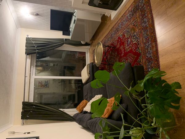 Une maison charmante et cosy avec un jardin agréable et accès à un superbe parc accessible à pied.