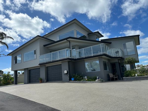 3 Bedroom home overlooking Manly Beach and Tindalls Bay in Whangaparaoa, Auckland