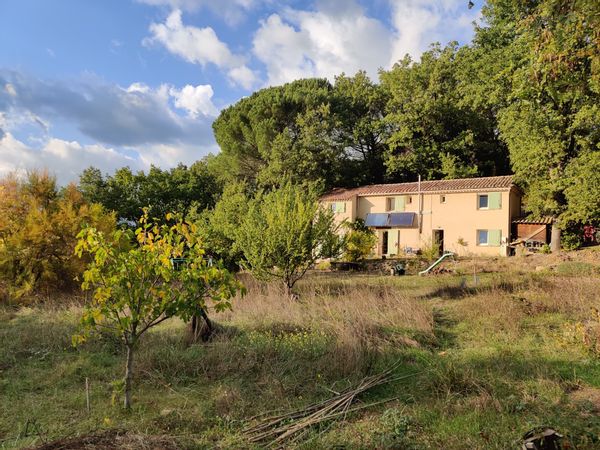 A 4-bedroom house surrounded by nature and trees near a charming Provençal village.