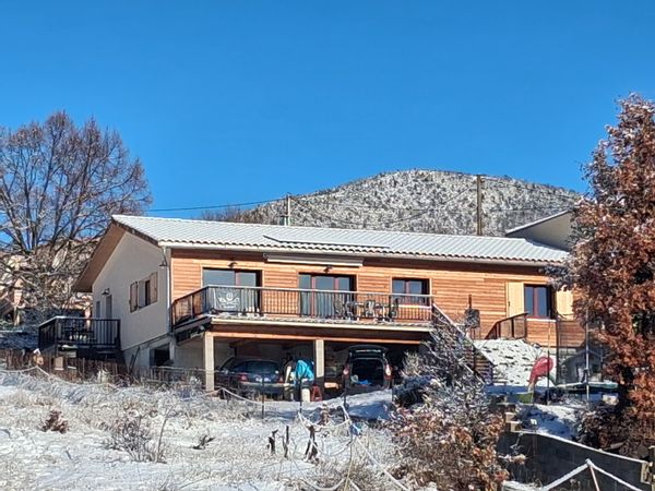 Grande maison avec vue dégagée sur la montagne